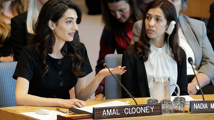 Die Menschenrechtsanwältin Amal Clooney (links), spricht neben Friedensnobelpreisträgerin Nadia Murad. 