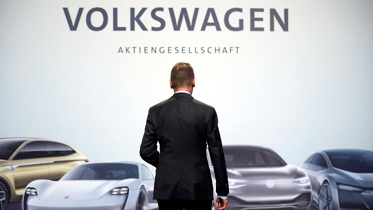 Diess soll den behäbigen Tanker Volkswagen auf einen zukunftsfähigen Kurs bringen. Doch das gefällt manchen in Wolfsburg nicht.