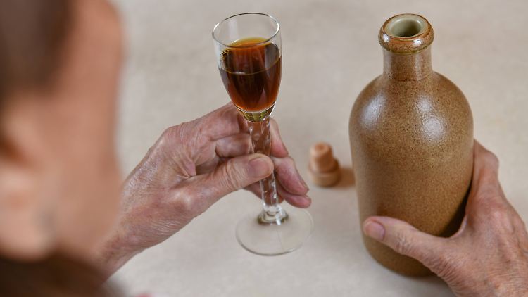 Etwa 400.000 Senioren in Deutschland sind Alkoholiker und die Zahl wächst. Weitere Erkenntnisse sind dürftig.