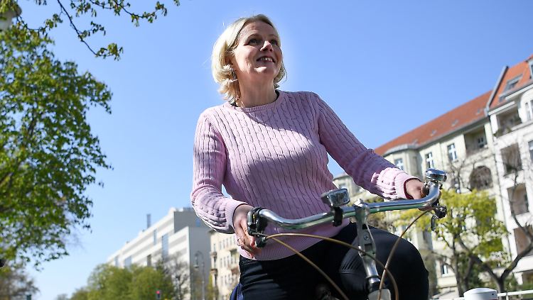 Die Berliner Verkehrssenatorin Regine Günther will neue Anreize setzen, auf das eigene Auto zu verzichten.