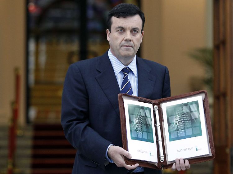 Harter Job: Finanzminister Lenihan mit einer Kopie des Haushalts.