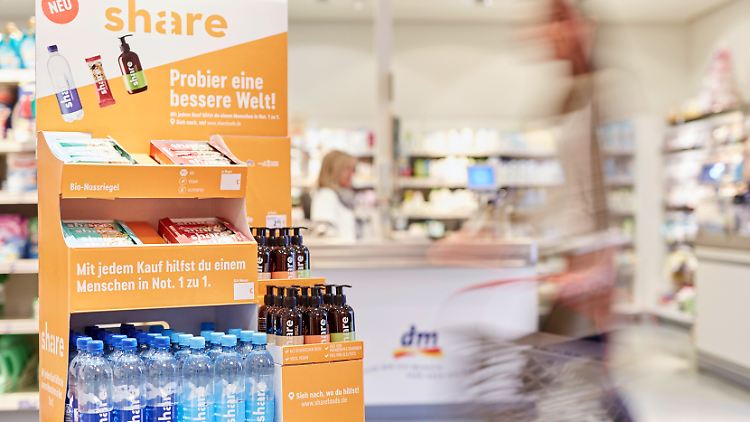 Einkaufen und gleichzeitig etwas Gutes tun: Viele große Handelsketten bieten mittlerweile Share-Produkte an.