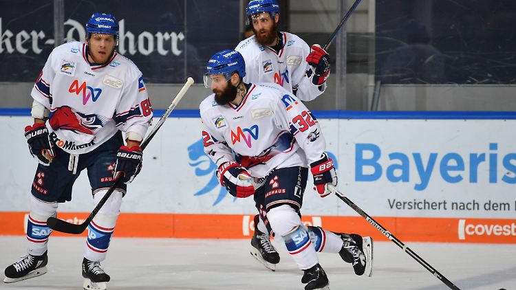 Cody Lampl (m.) bejubelt seinen Treffer für die Adler Mannheim.