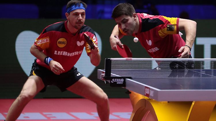 Timo Boll (l.) und Patrick Franziska können die Bilanz des Deutschen Tischtennis-Bundes bei der WM in Bukarest noch aufpolieren.