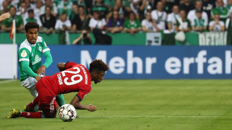 Elfmeter oder nicht? Bremens Gebre Selassie im spielentscheidenden Halbfinalduell mit Münchens Coman.