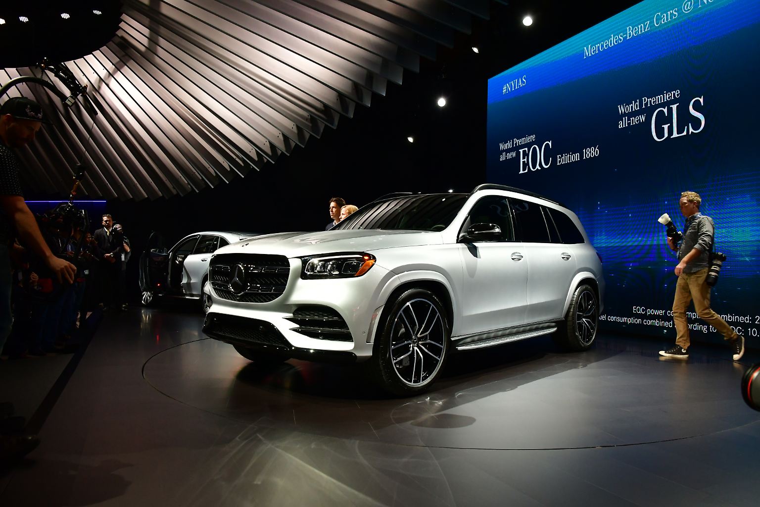 Der Star von Mercedes auf der New Yorker Autoshow ist der neue GLS. Das Dickschiff ist nochmal ein gutes Stück auf 5,21 Meter gewachsen, ...