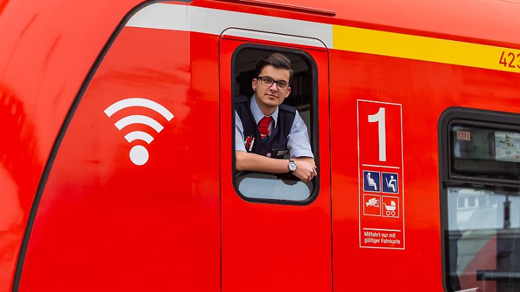Lokführer Azubi im zweiten Lehrjahr: Die Deutsche Bahn rollt Nachwuchs-Eisenbahnern den roten Teppich aus.
