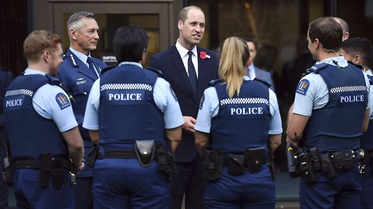 Prinz William spricht mit den Einsatzkräften, die kurz nach dem Anschlag in Christchurch vor Ort waren.