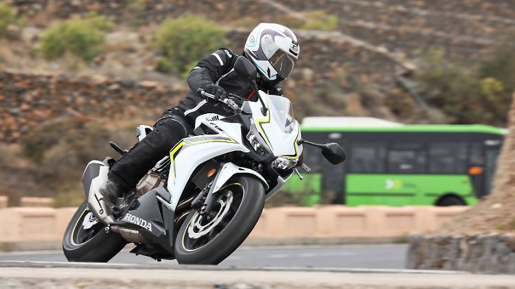 Fahrtechnisch kann die Honda CBR500R nicht mit der Fireblade mithalten.
