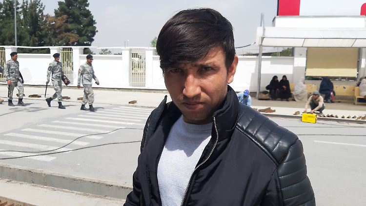 Einer der abgeschobenen Afghanen kommt am Flughafen in Kabul an. 