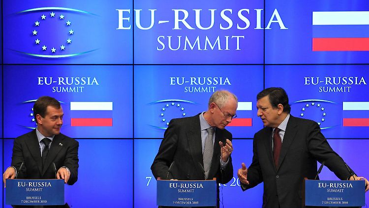 Noch etwas im Abseits: Russlands Präsident Medwedew (li) mit Ratspräsident Van Rompuy und Kommissionspräsident Barroso (re).