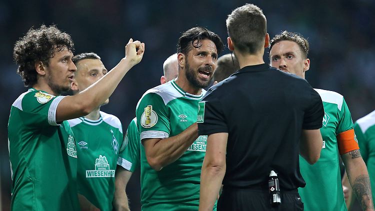 Die Werder-Profis protestieren vergeblich gegen die Strafstoß-Entscheidung von Referee Siebert.
