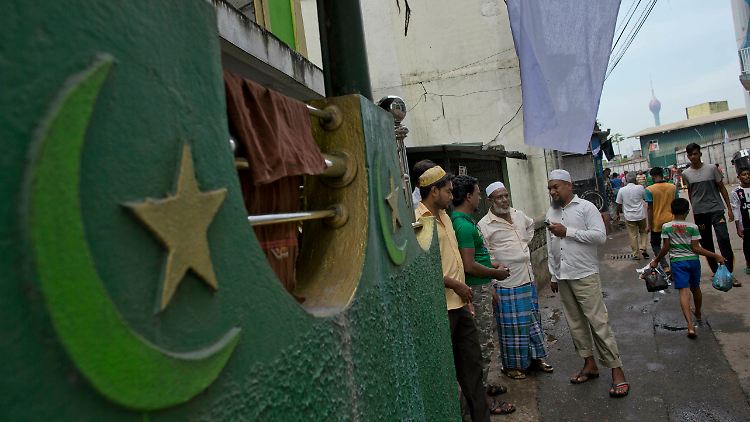 Aus Angst vor Racheakten für die Terroranschläge flüchten Moslems in Colombo in Moscheen. 