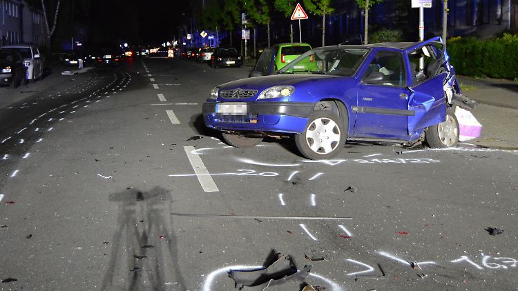 Unschuldiges Opfer eines Autorennens: Die Fahrerin des Citroen stirbt im Krankenhaus.