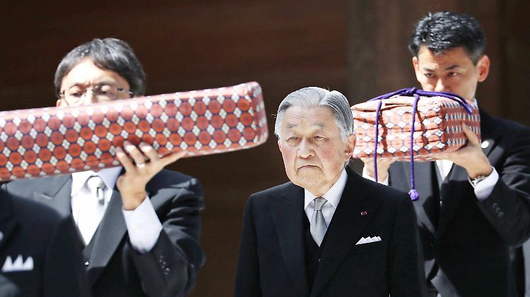 Akihito besucht im Zuge seiner Abdankungszeremonien die Schreine seiner Vorfahren, um ihnen den Thronwechsel zu verkünden. Immer mit dabei: zwei der drei Throninsignien.