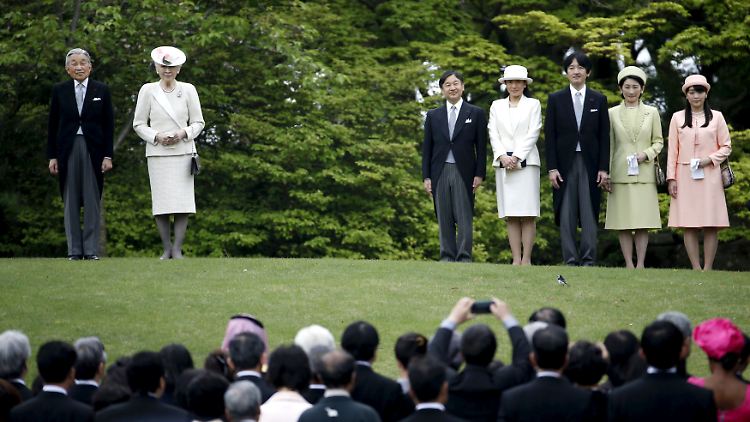 Akihito mit seiner Frau Michiko und der Familie, darunter Thronfolger Naruhito (5.v.r.).