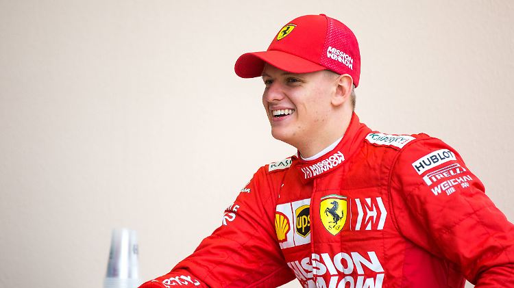 Schon voll eingekleidet: Mick Schumacher fuhr bei den Formel-1-Testfahrten für Ferrari in den Reifenspuren seines Vaters - am Wochenende ist er allerdings wieder in der Formel 2 unterwegs.