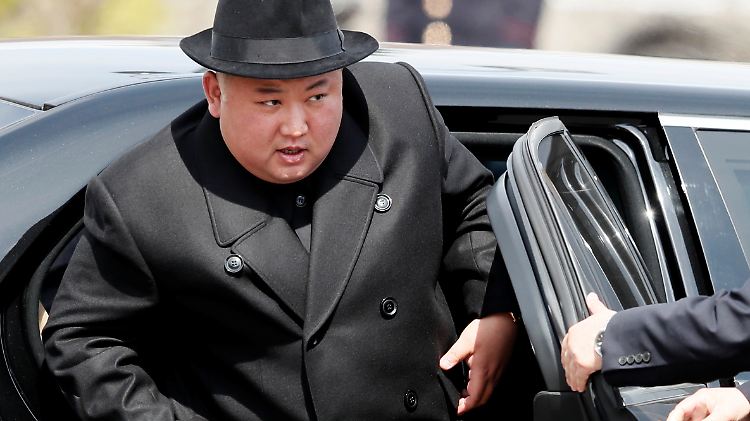 Auf dem Weg zum Bahnhof in Wladiwostok: Kim verlässt Russland früher als geplant und droht den USA.  