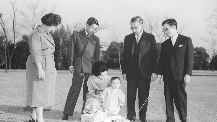 1960: Der damalige Kronprinz Akihito (2.v.l.) mit seinem Vater Hirohito (2.v.r.) und dem künftigen Kaiser Naruhito als Baby.