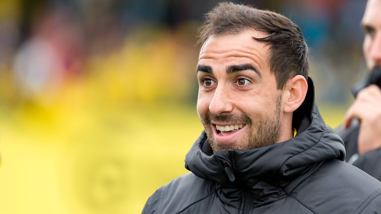 Was ist denn da auf Schalke los, fragt sich womöglich auch BVB-Stürmer Paco Alcácer.