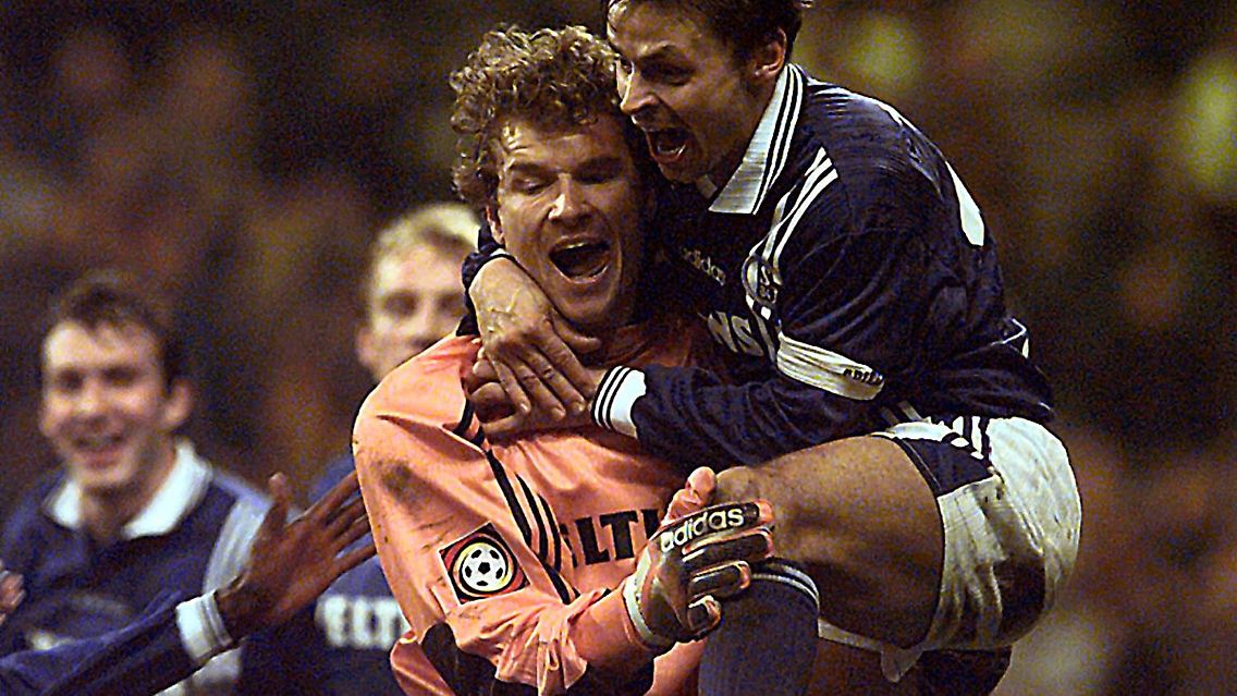 Am 19. Dezember 1997 stieg das Spiel von Torhüter Jens Lehmann: Es war ein Eckball, den es nicht hätte geben dürfen, aber das interessierte nachher fast niemanden - außer den BVB-Präsidenten Gerd Niebaum, der den jungen Linienrichter Dirk Margenberg als "Weihnachtsmann" beschimpfte.