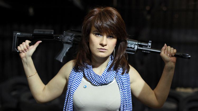 Maria Butina posiert auf Fotos gerne mit Schusswaffen.