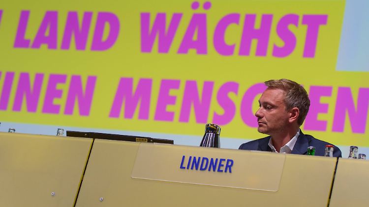 Christian Lindner steht jetzt nicht mehr allein im Mittelpunkt.