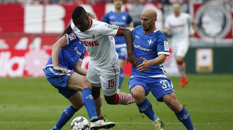 Zwei Lilien nehmen den Kölner Jhon Cordoba in die Zange.
