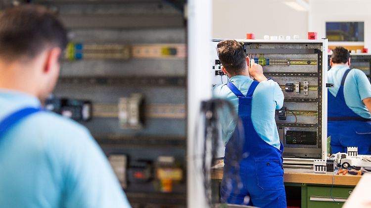 Drei junge Flüchtlinge arbeiten im Ausbildungszentrum der Siemens Professional Education in Leipzig.
