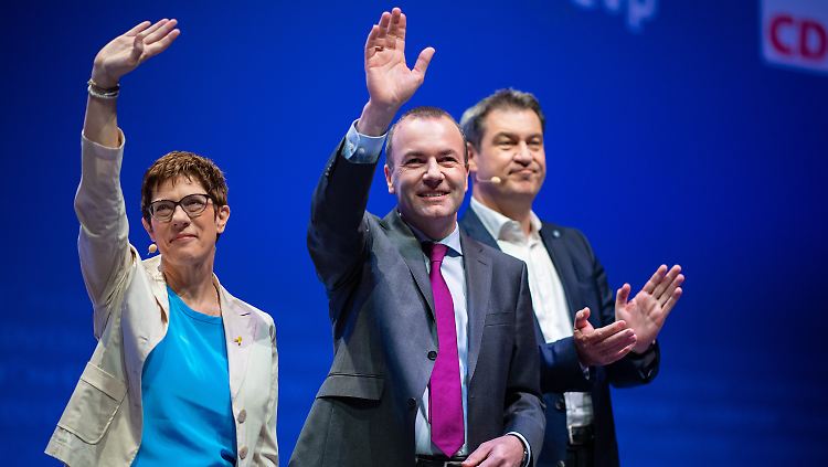 Manfred Weber (vorne) bekommt von CDU-Chefin Kramp-Karrenbauer (l.) und CSU-Chef Söder volle Rückendeckung zur Europawahl.
