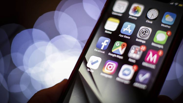 Menschen investieren Stunden in die Nutzung ihres iPhones. Besonders bei Kindern können Apps die Dauer regulieren.