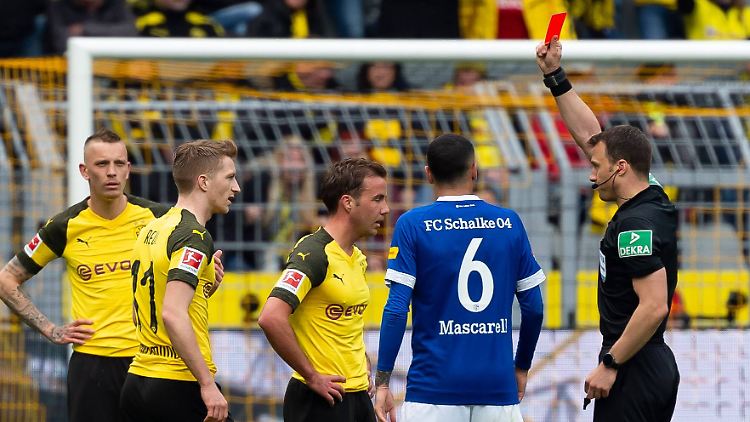 Marco Reus fliegt mit Rot vom Platz.