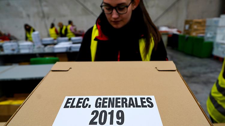 Die Stimmzettel liegen bereit, doch wie die Spanier abstimmen, ist völlig unklar.