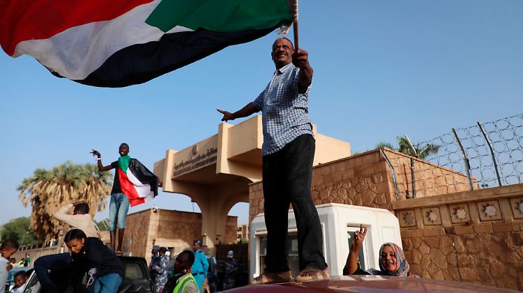 Seit zwei Wochen regiert im Sudan das Militär. Doch die Demonstranten wollen an der Macht beteiligt werden.