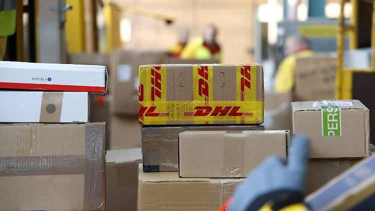 Auch Paketsendungen der Deutschen Post werden teurer.