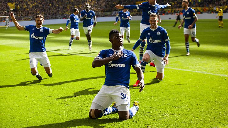 Die Schalker jubeln: Dem Abstieg entronnen - und dem BVB die Suppe versalzen.