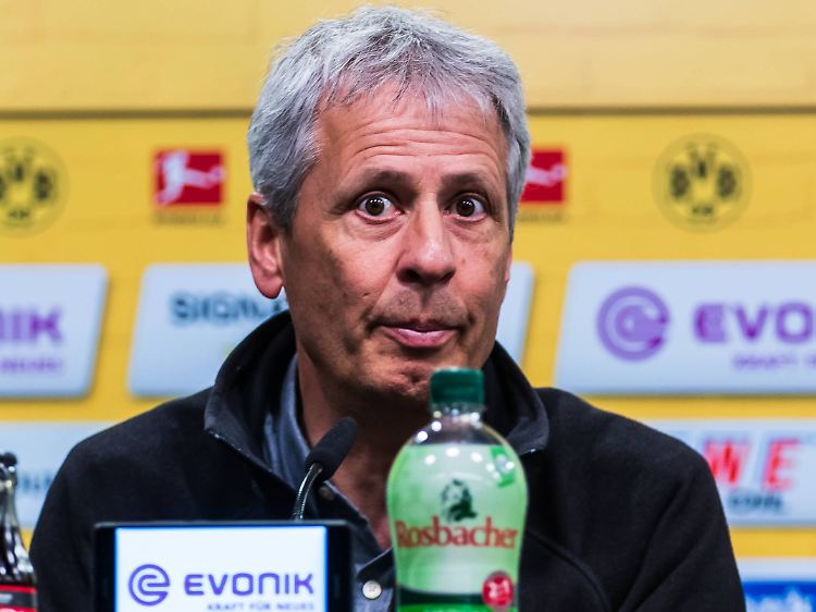 Bedient nach der Derbyniederlage und dem möglichen Titel-Aus: Dortmunds Trainer Lucien Favre.