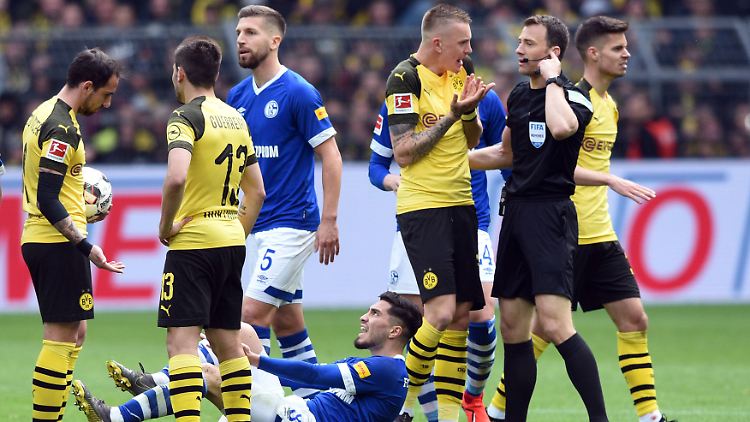 Schiedsrichter Zwayer hat viel zu tun im Revierderby.