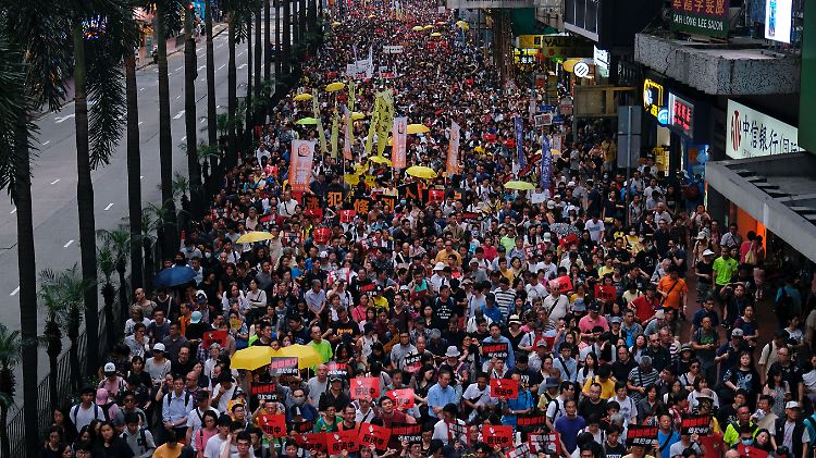 Viele Demonstranten in Hongkong tragen gelbe Schirme.
