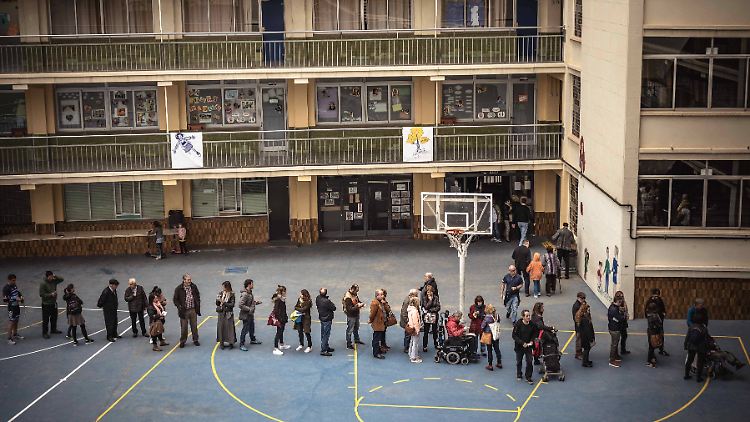 Lange Schlange auch vor diesem Wahllokal in Barcelona