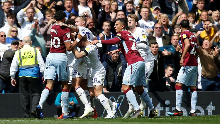 Wilde Szenen beim Spiel zwischen Leeds und Aston Villa.