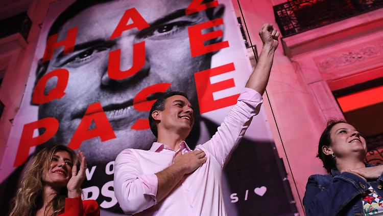 Sánchez feiert sich als Wahlsieger, dennoch steht ihm und seiner PSOE eine schwierige Regierungsbildung bevor.
