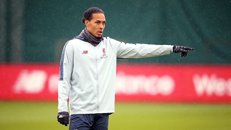 Liverpools Abwehrstratege Van Dijk ist zum Spieler des Jahres in England gewählt worden.