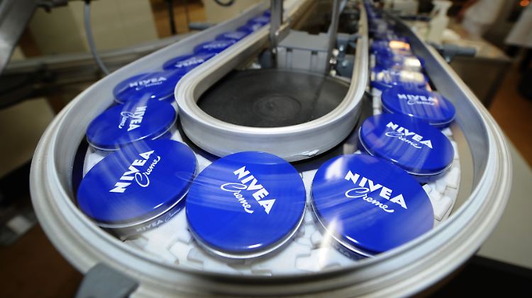 Die Nivea-Sparte gehört zum Beiersdorf-Konzern. Er gehört zu den Größen im Dax.