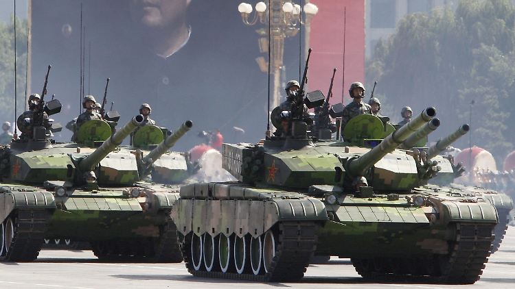 Neben den USA bewaffnen sich auch die Chinesen immer mehr. Auf dem Foto fahren Panzer der chinesischen Volksbefreiungsarmee bei einer Parade.