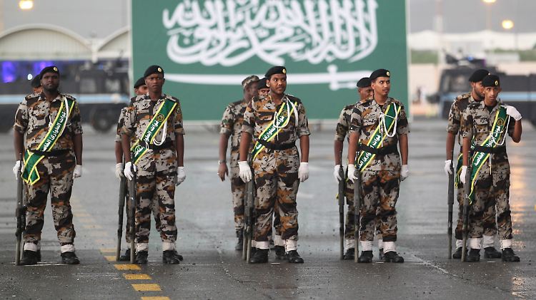 Soldaten der Saudi-Arabischen Armee marschieren während einer Militärparade in Mekka.