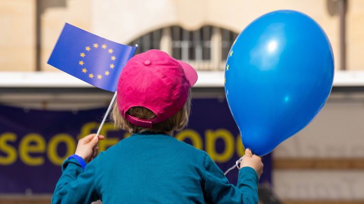 In Westdeutschland ist die Sicht auf Europa positiver als im Osten.