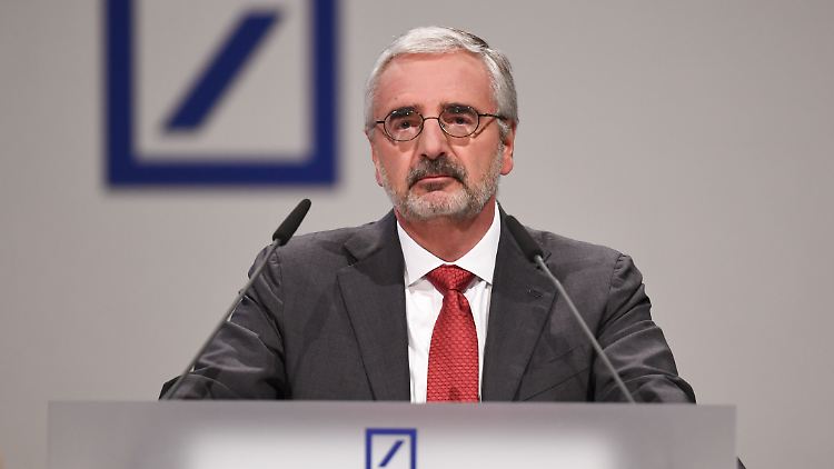 Spitzenverdiener war im vergangenen Jahr Deutsche-Bank-Chefkontrolleur Paul Achleitner mit einem Gehalt von 858.000 Euro.