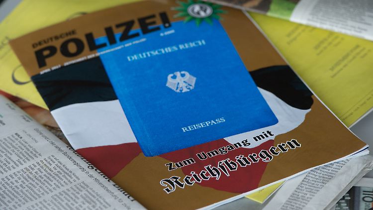 In einer Ausgabe der Zeitschrift "Deutsche Polizei" wird der Umgang mit Reichsbürgern erläutert.