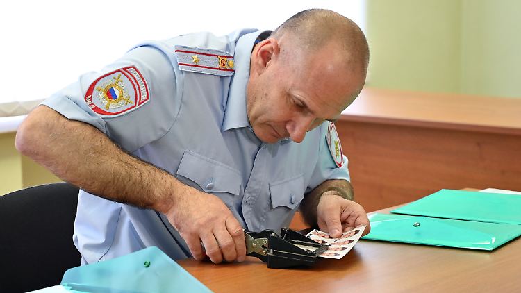 Fakten schaffen: Ukrainer aus der selbsternannten Luhansker Volksrepublik bekommen einen russischen Express-Pass.